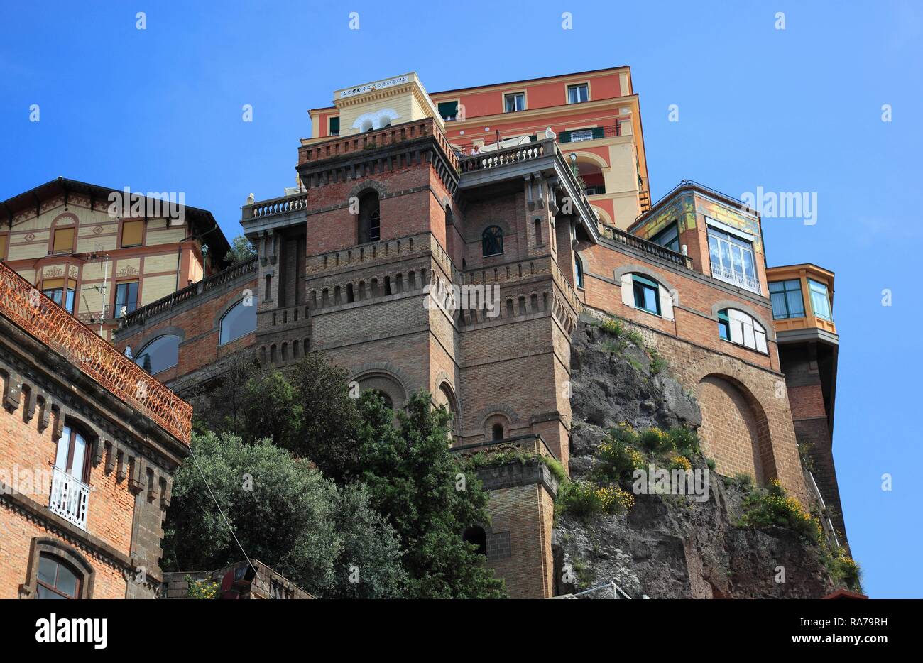 Häuser über dem Hafen von Sorrento, Kampanien, Italien, Europa Stockfoto