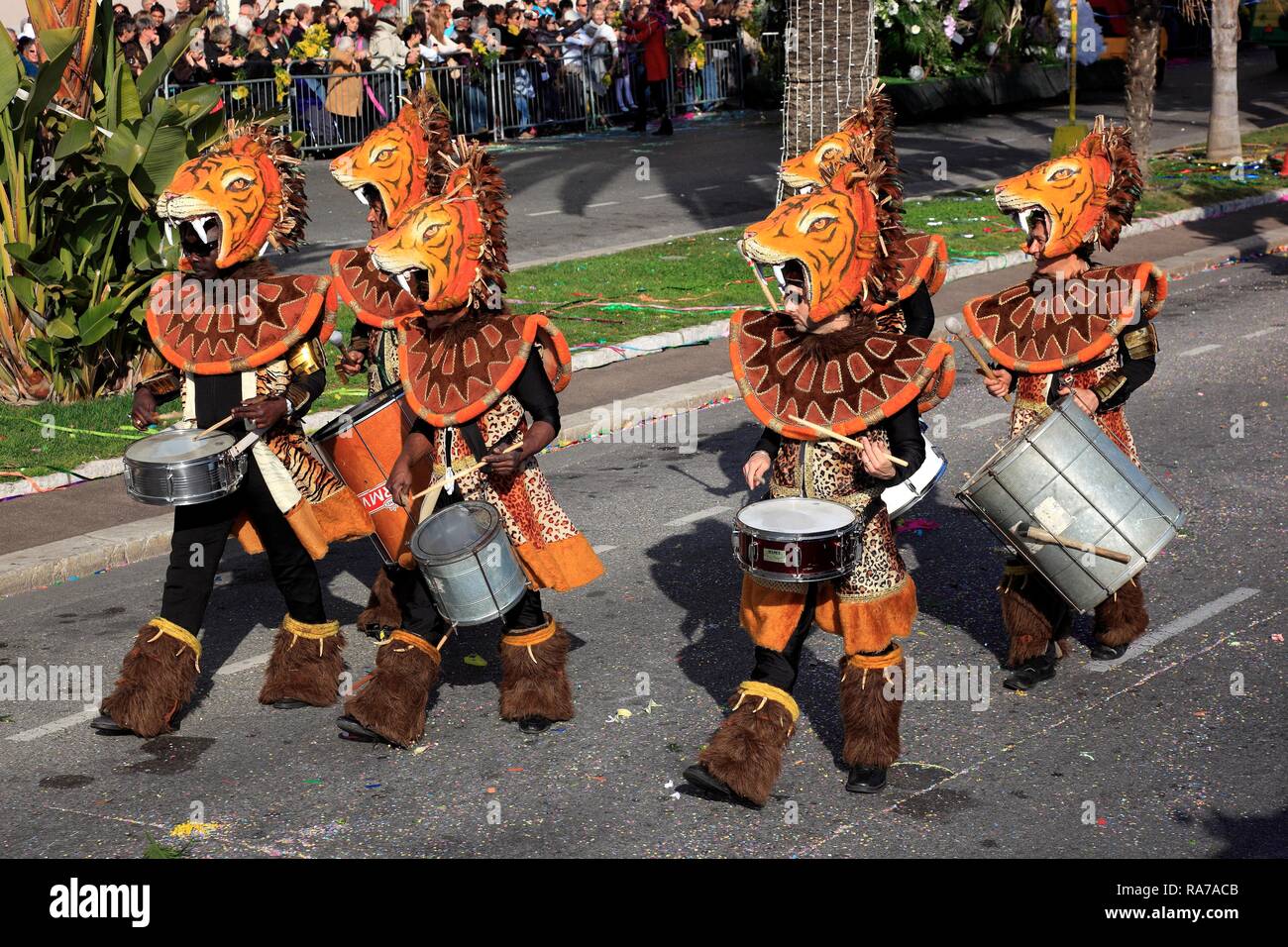 Animal fantasy Kostüme durch eine Musik Gruppe getragen während der blumenkorso Straße Prozession, Nizza, Südfrankreich, Frankreich, Europa Stockfoto