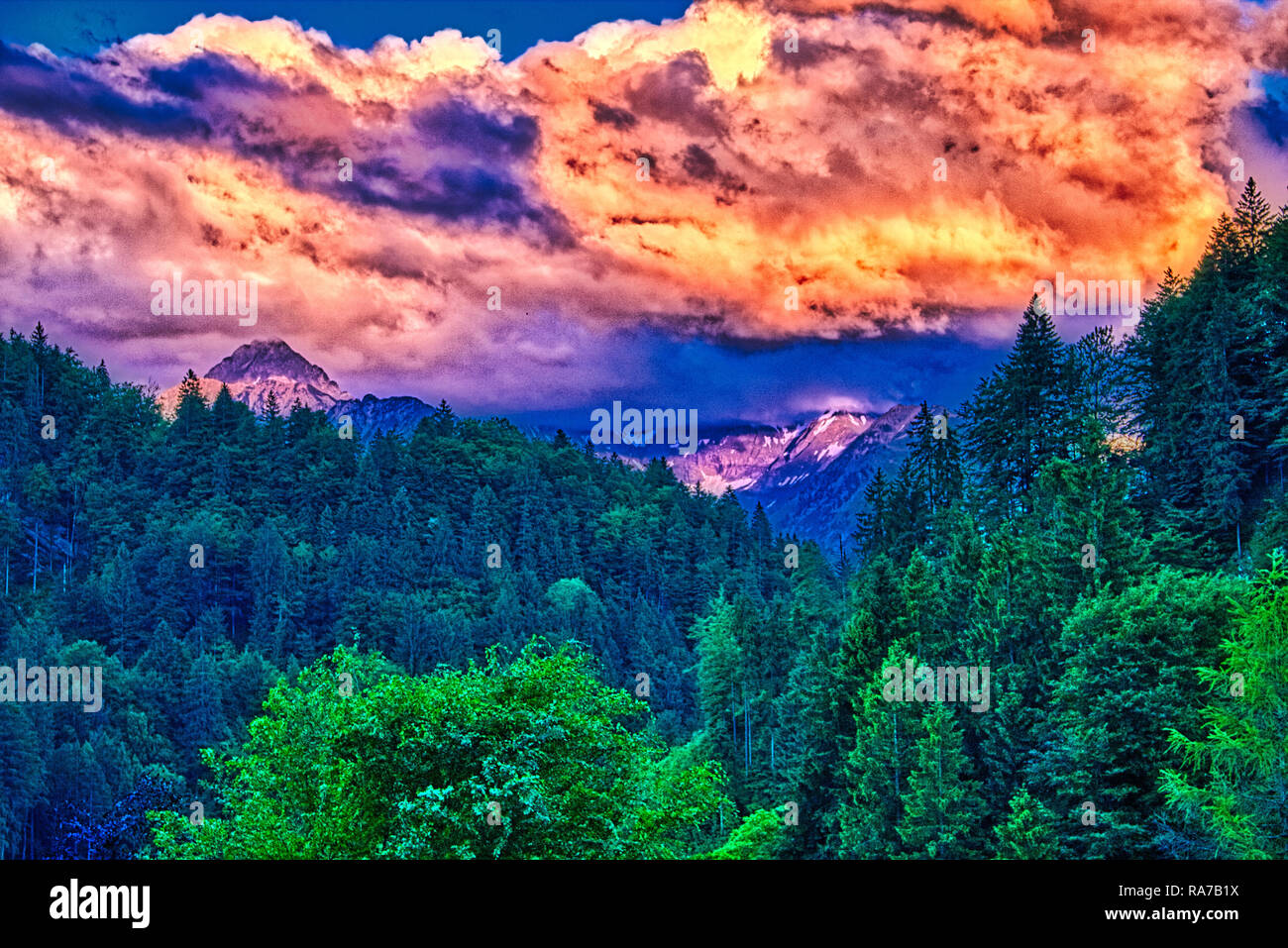Dieses einzigartige Foto zeigt die großen Berge im Allgäu in Bayern Deutschland. Auf den Bildern können Sie auch die einzigartige cloudscape sehen. Stockfoto
