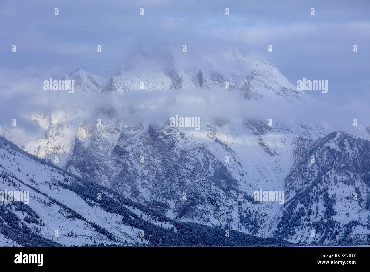 Mount Moran und Grand Teton Nationalpark Berge im Winter mit Schnee und Sturm Cloud Stockfoto