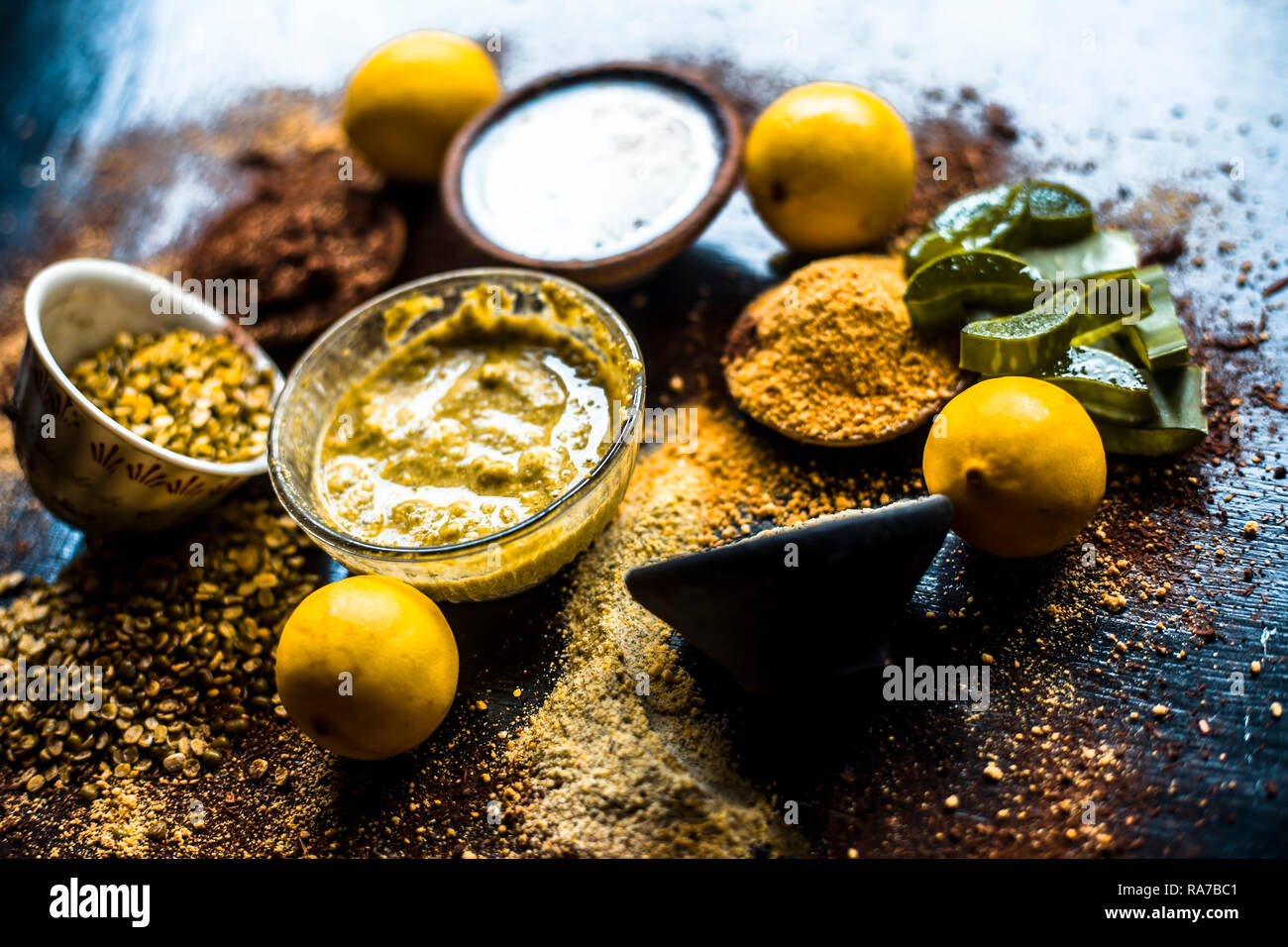 Ayurvedische Gesicht Pack oder ubtan von moong Dal oder grüne Linse oder Mung-dal mit Zitrone, Getrocknete Orangenschalen Pulver, chandan Pulver oder Sandelholz Pulver, Milch ein Stockfoto