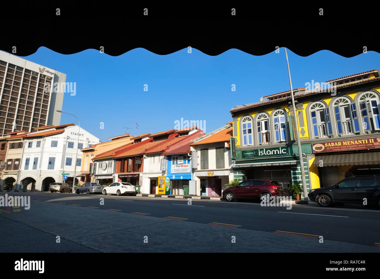 Geschäftshäuser in North Bridge Rd., Kampong Glam, Singapur, ein Malaiischer oder muslimischen Bereich und Standort von vielen muslimischen Restaurants; unter einem Vordach Shop gesehen Stockfoto