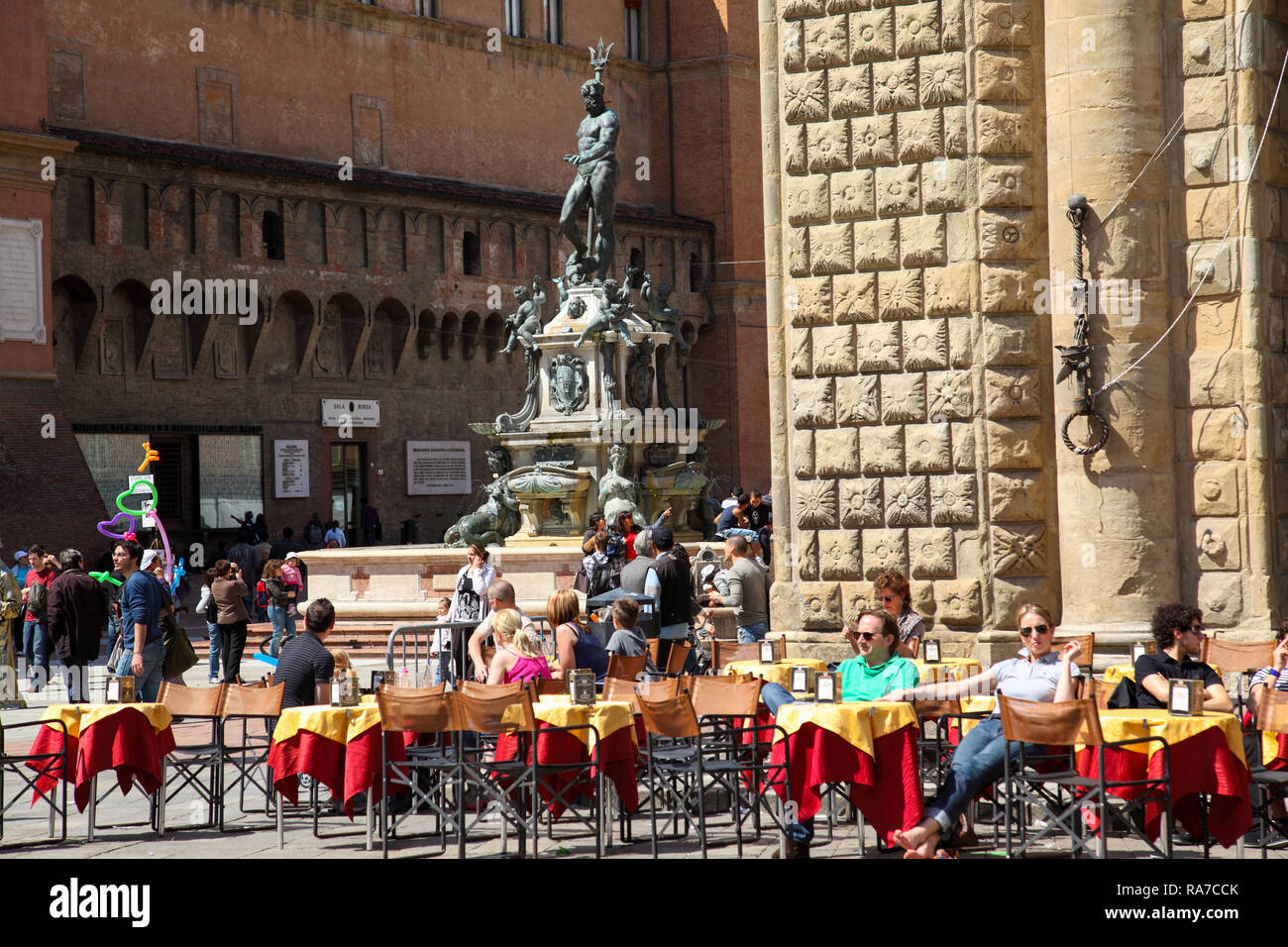 Outdoor Cafe in Richtung Fontana del Nettuno in Bologna suchen. Stockfoto