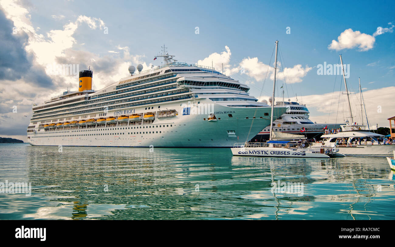 St. Johns, Antigua-March 5. 2017: Kreuzfahrtschiff Costa Magica verankert im Karibischen Meer, St. Johns, Antigua. Crise und Travel Concept Stockfoto