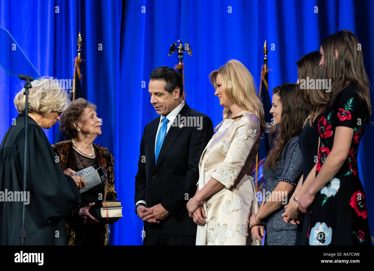 New York, Vereinigte Staaten. 01 Jan, 2019. Gouverneur Andrew Cuomo nimmt Amtseid von Vorsitzender Richter des New Yorker Berufungsgerichts Janet DiFiore während der Einweihung für die dritte Amtszeit verwaltet auf Ellis Island Credit: Lev Radin/Pacific Press/Alamy leben Nachrichten Stockfoto