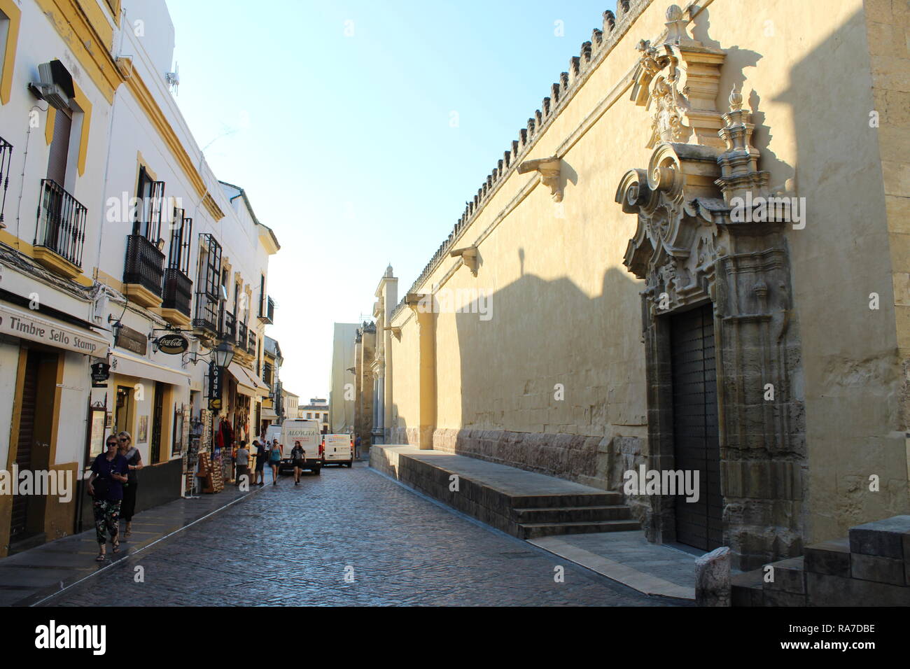 Eine Straße in der Nähe der Mezquita, Cordoba, Andalusien, Spanien, Spanien, im klassischen spanischen Stil und auf der anderen Seite eine Wand der Mezquita Stockfoto