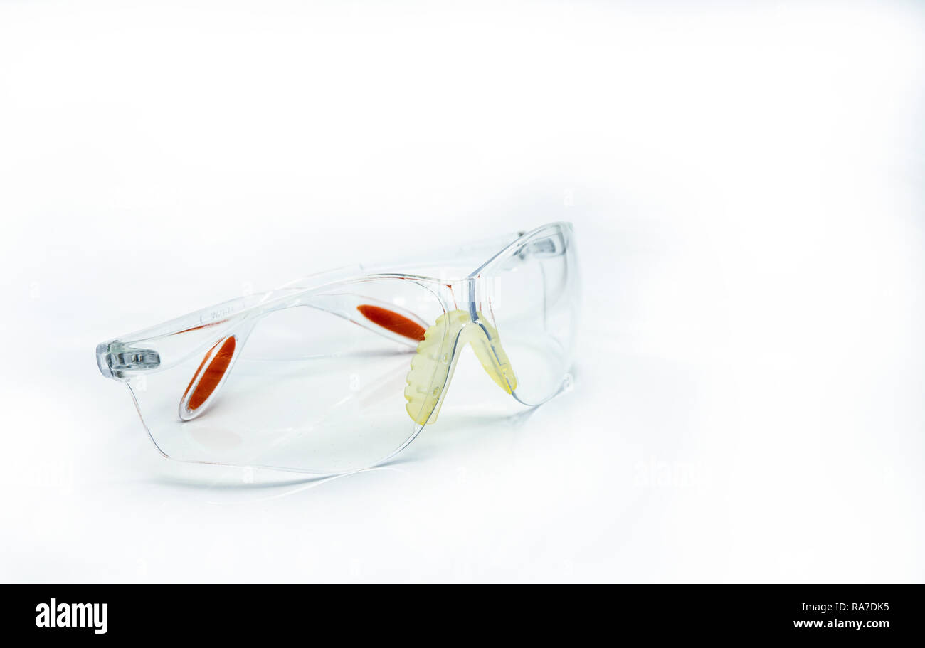 Kunststoff Schutzbrille auf weißem Hintergrund. Schutzbrillen für schützende Auge der Arbeiter auf der Baustelle oder im Werk. Sicherheit und Security Tool Stockfoto