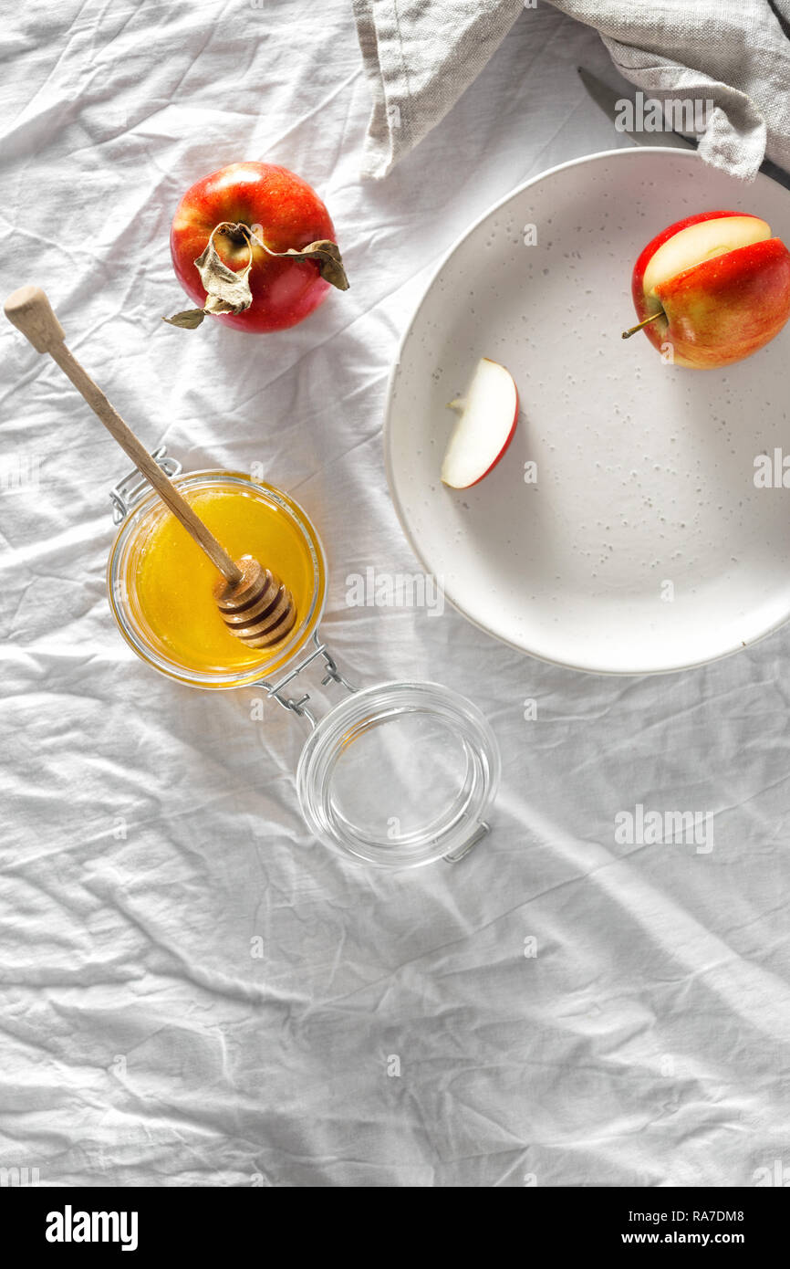 Lecker und gesund rustikales Frühstück. Reife saftige rote hausgemachte Äpfel mit Honig auf rustikalen Tisch Ansicht von oben Stockfoto