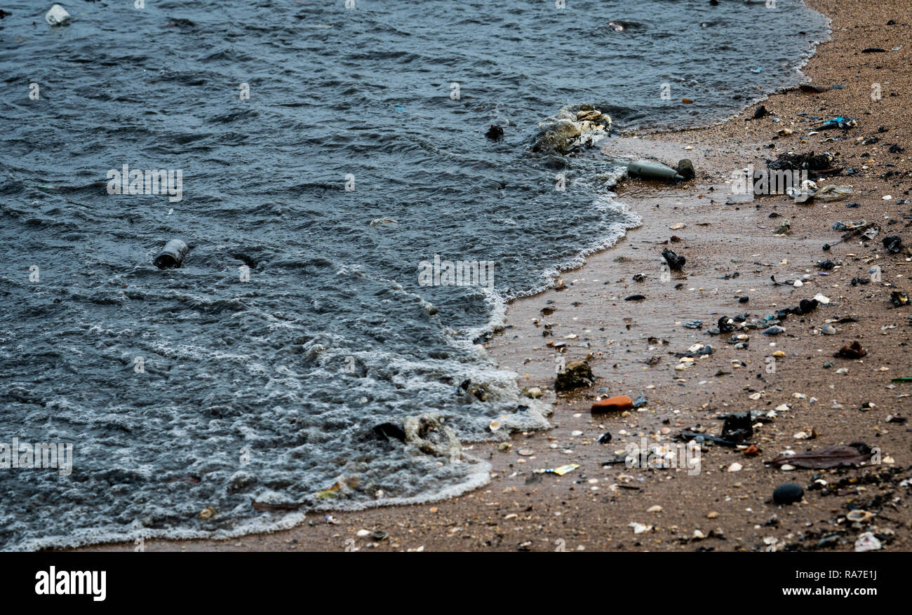 Strand Umweltverschmutzung. Ölflecken am Strand. Auslaufen von Öl ins Meer. Schmutziges Wasser in den Ozean. Wasserverschmutzung. Schädlich für die Tiere im Ozean Stockfoto