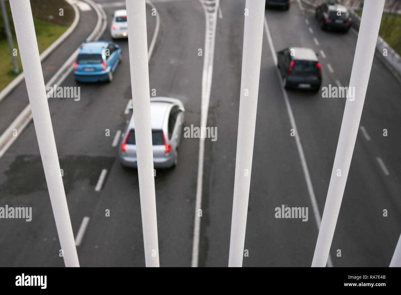 Nach Ansicht von Autos auf der Straße von einer Brücke Stockfoto