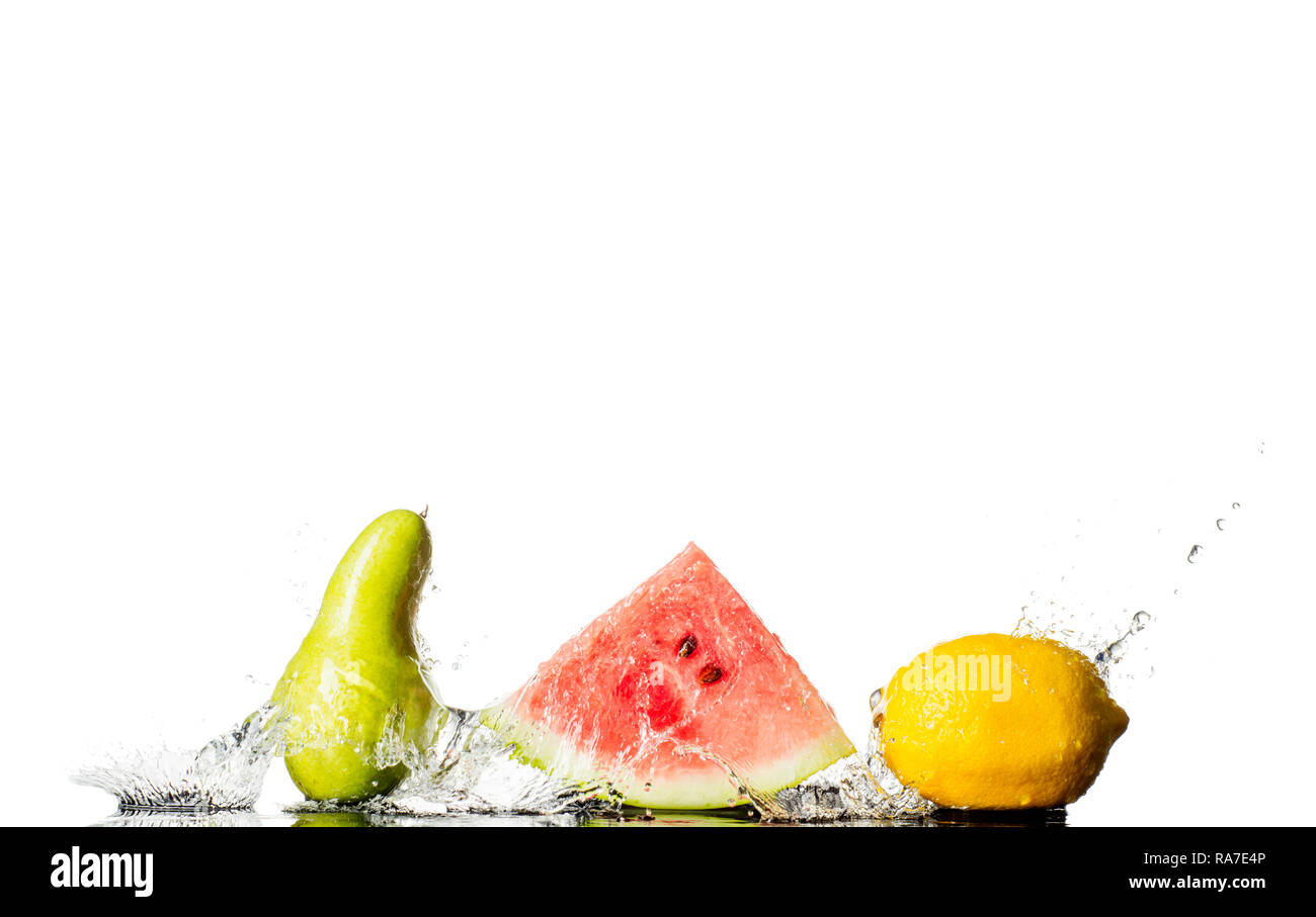 Frisches Obst im Wasser spritzen mit Kopie Speicherplatz auf weißem Hintergrund. Stockfoto