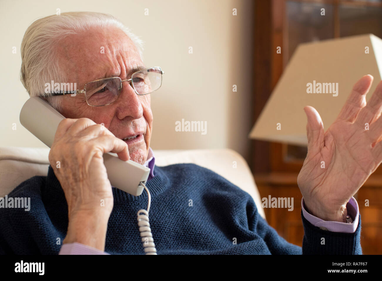 Ältere Menschen den Empfang unerwünschter Anruf zu Hause Stockfoto