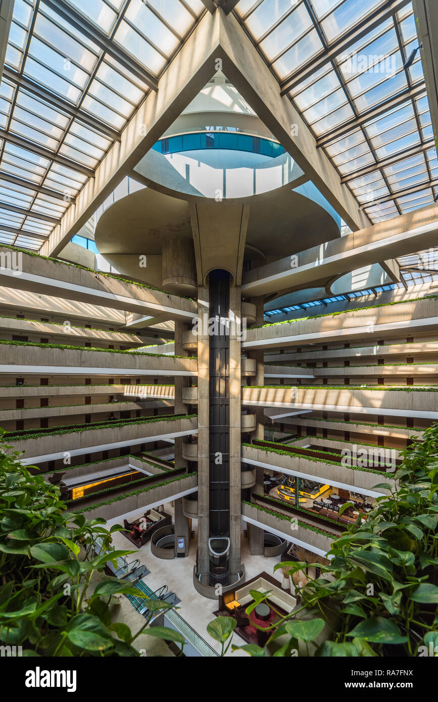 Innenraum des Hyatt Regency O'Hare, von John Portman konzipiert Stockfoto