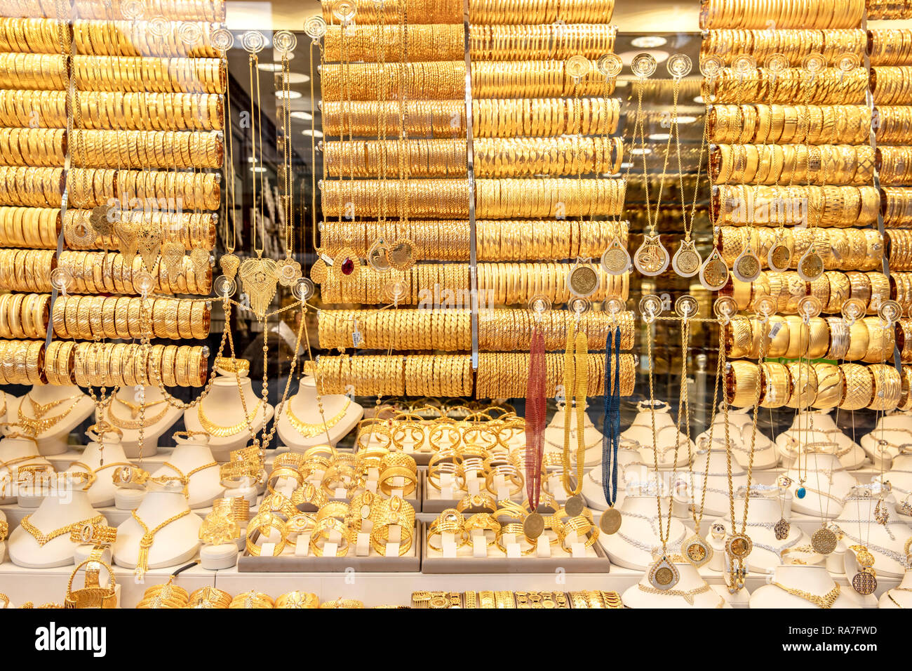 Istanbul Turkiye-1 Ogan 2019; Goldene Zubehör im Anzeigefenster ein Schmuckladen. Türkisch gold shop Istanbul. Stockfoto