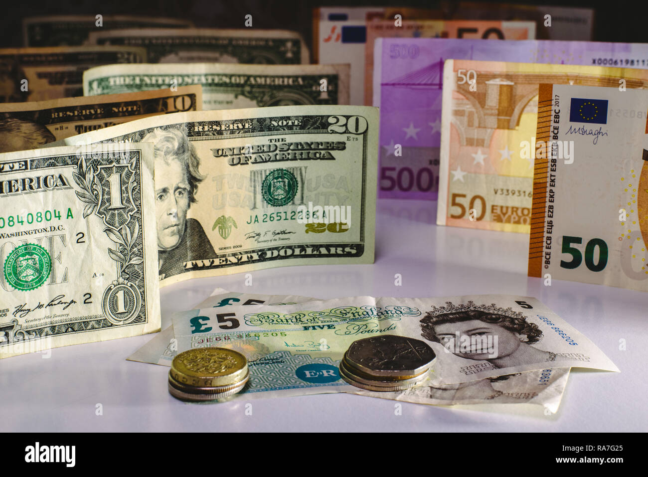 Pfund Sterling Bill und Englische Münzen von Euro und Dollar in die Enge getrieben. Stockfoto