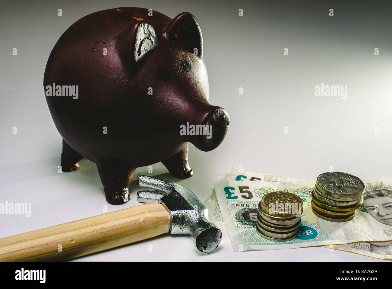 Zu Sparschwein mit Englisch Geld pause Einsparungen in Zeiten der  wirtschaftlichen Krise Stockfotografie - Alamy