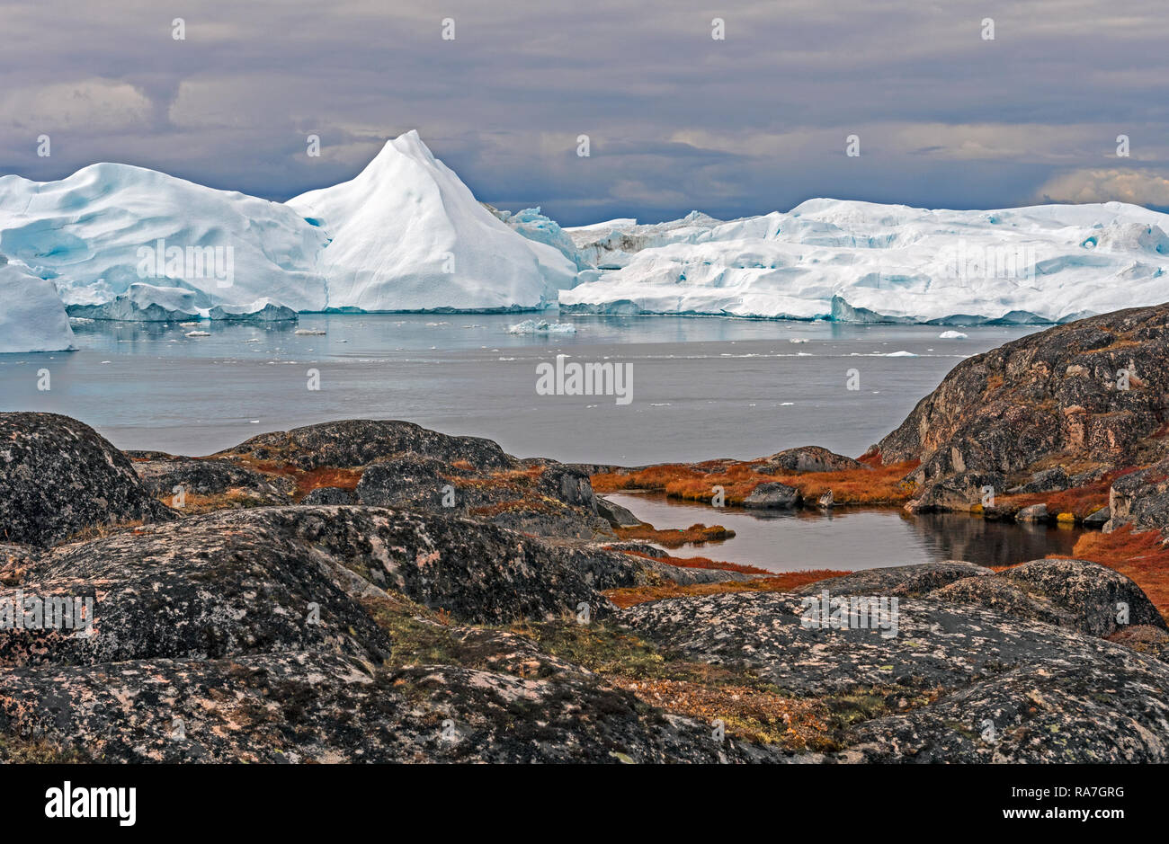Bunte Inseln entlang der arktischen Küste in der Nähe der Icefjord Ilulissat, Grönland Stockfoto