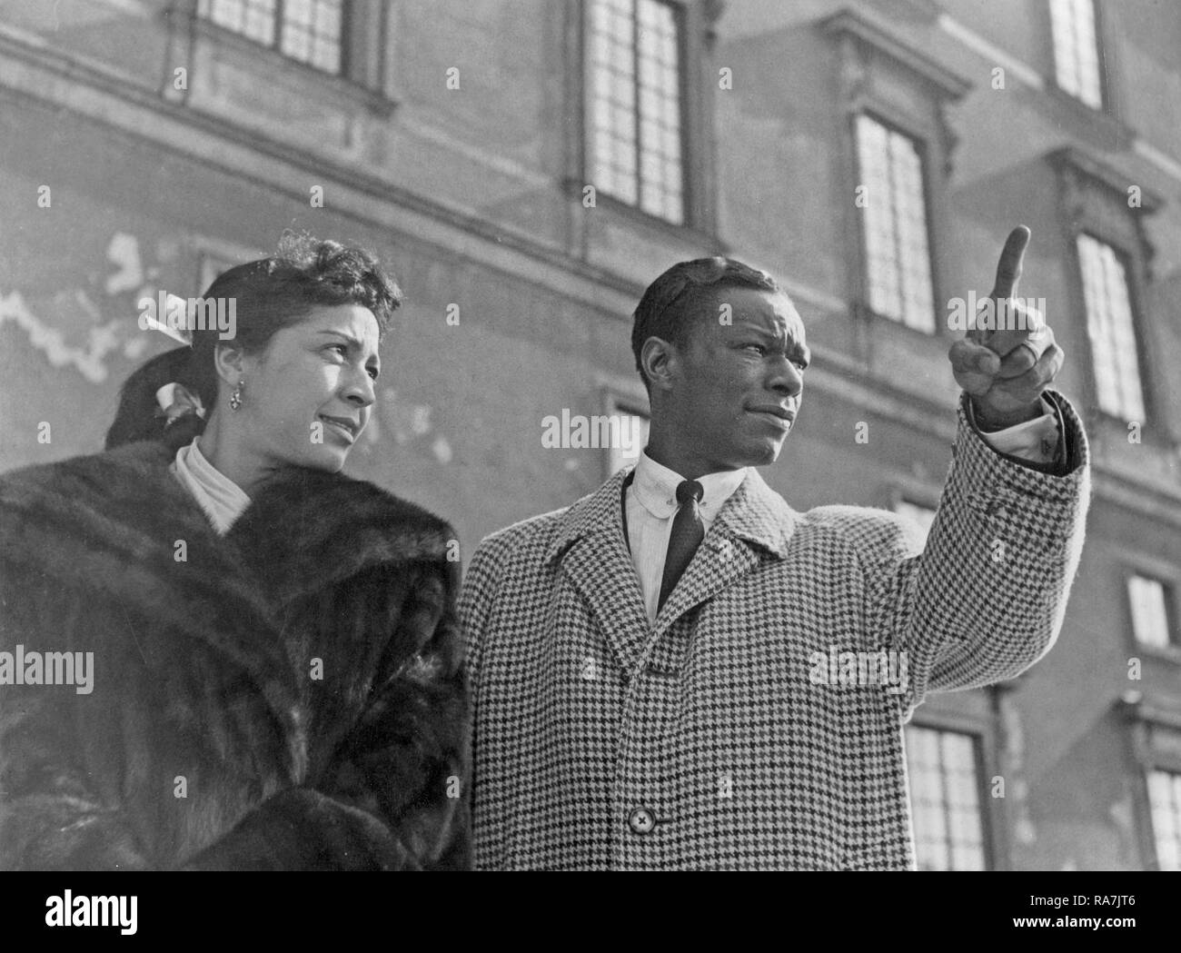 Nat King Cole. 17. März 1919 - 15. Februar 1965. Amerikanischer Jazzpianist und Sänger. Hier bei einem Besuch in Stockholm Schweden 1954 bei einem Auftritt. Zusammen mit seiner Frau Maria Cole besucht er die schwedische Hauptstadt und besucht das königliche Schloss. Foto Kristoffersson. Stockfoto