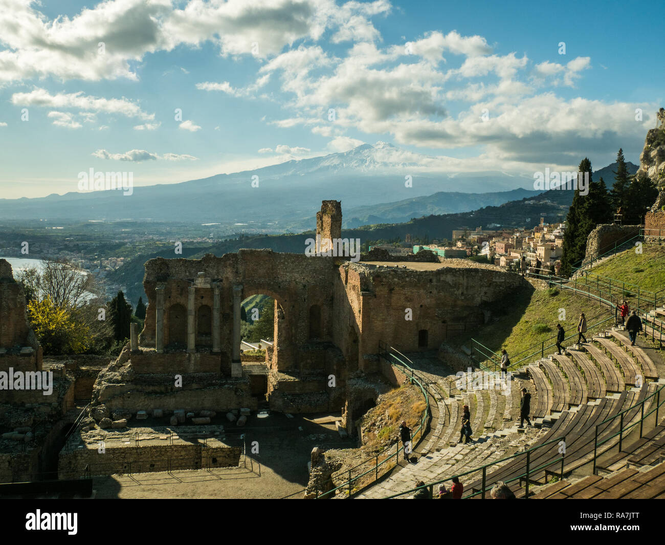 Blick vom Theater in Taormina auf den Ätna mit der Küstenstadt Giardini Naxos sichtbar, Provinz Messina, Sizilien, Italien. Stockfoto