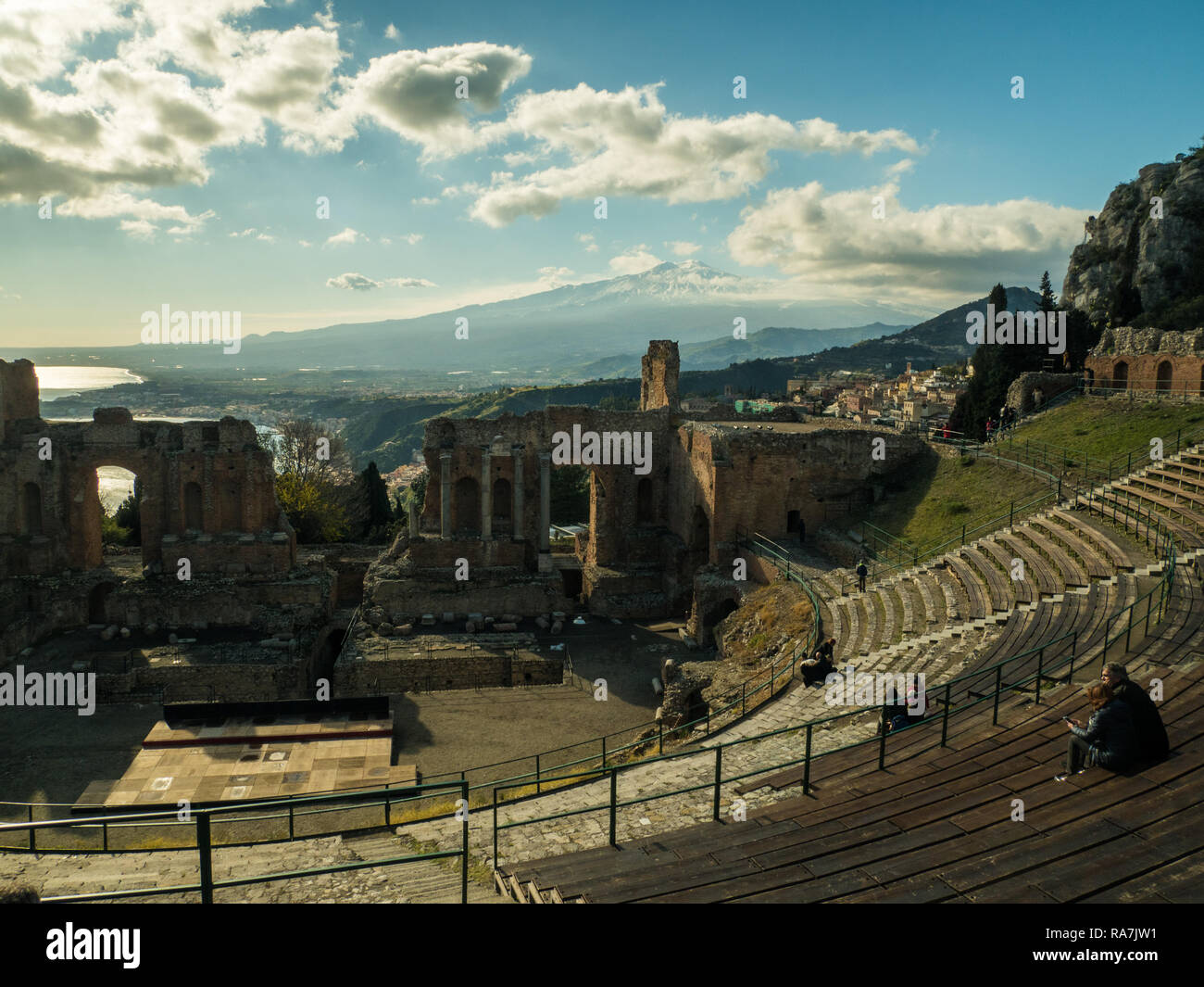 Blick vom Theater in Taormina in Richtung Ätna mit der Küstenstadt Giardini Naxos sichtbar, Provinz Messina, Sizilien, Italien Stockfoto
