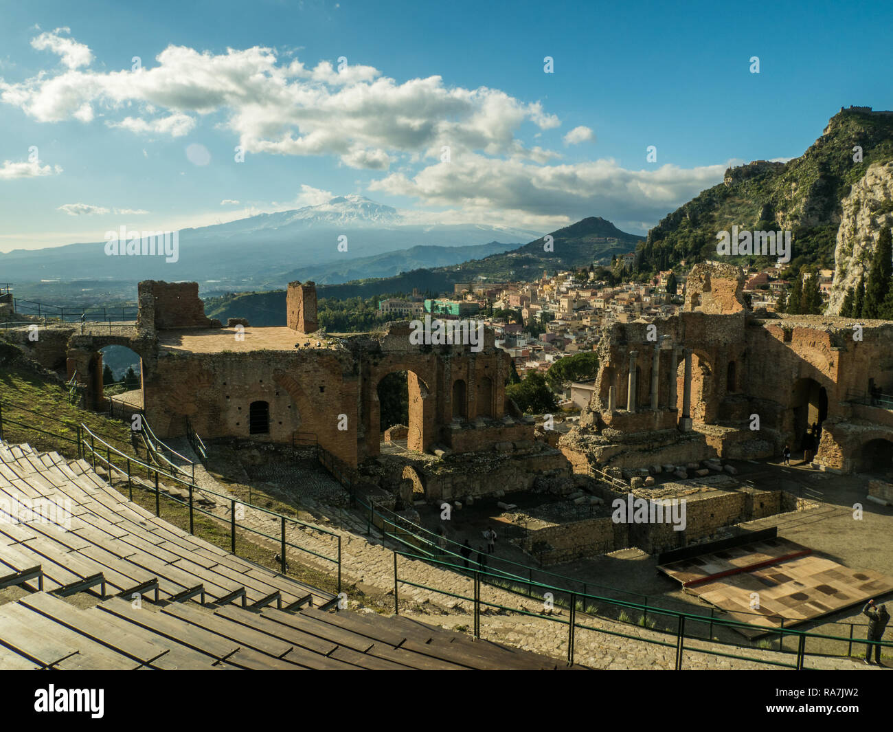 Blick vom Theater in Taormina in Richtung Ätna, Provinz Messina, Sizilien, Italien Stockfoto
