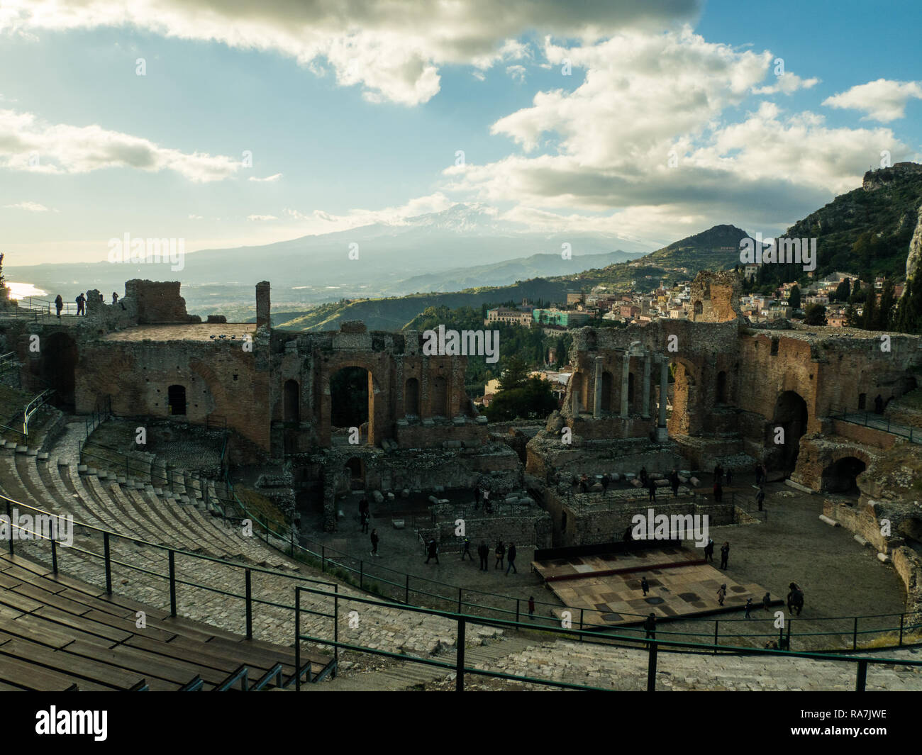 Blick vom Theater in Taormina in Richtung Ätna, Provinz Messina, Sizilien, Italien Stockfoto