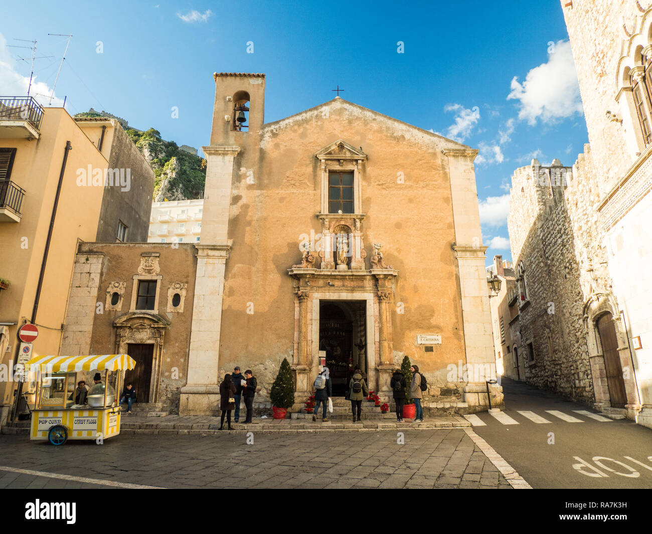 Kirche der Heiligen Katharina von Alexandria an Weihnachten in der Stadt von Taormina, in der Provinz von Messina, Sizilien, Italien Stockfoto