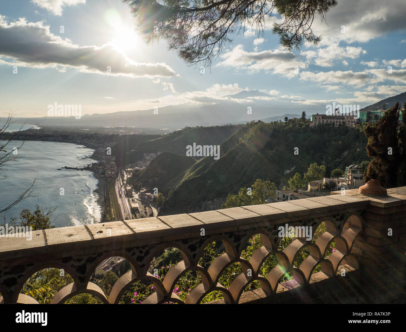 Blick von der Stadt Taormina in Richtung Ätna in der Entfernung und der seasie Resort von Giardini Naxos, Provinz Messina, Sizilien, Italien Stockfoto