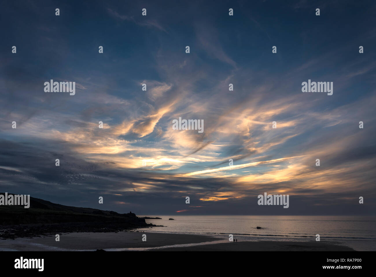 Whispy Wolken über Porthmeor Beach St Ives Cornwall GROSSBRITANNIEN Stockfoto