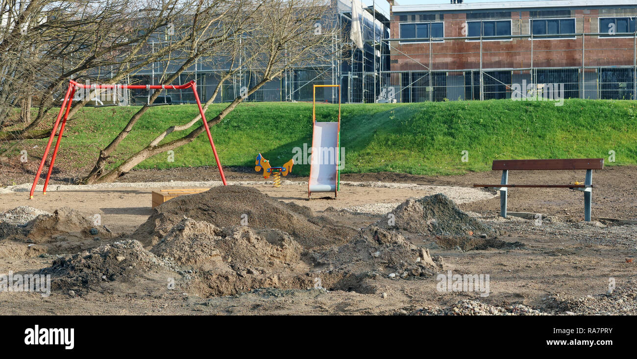 Standard spielplatz Bau in der Nähe von no name Häuser bauten auf grasbewachsenen Hügel. Die Massenproduktion. Panoramablick auf die Collage aus mehreren Freien sonnigen da Stockfoto