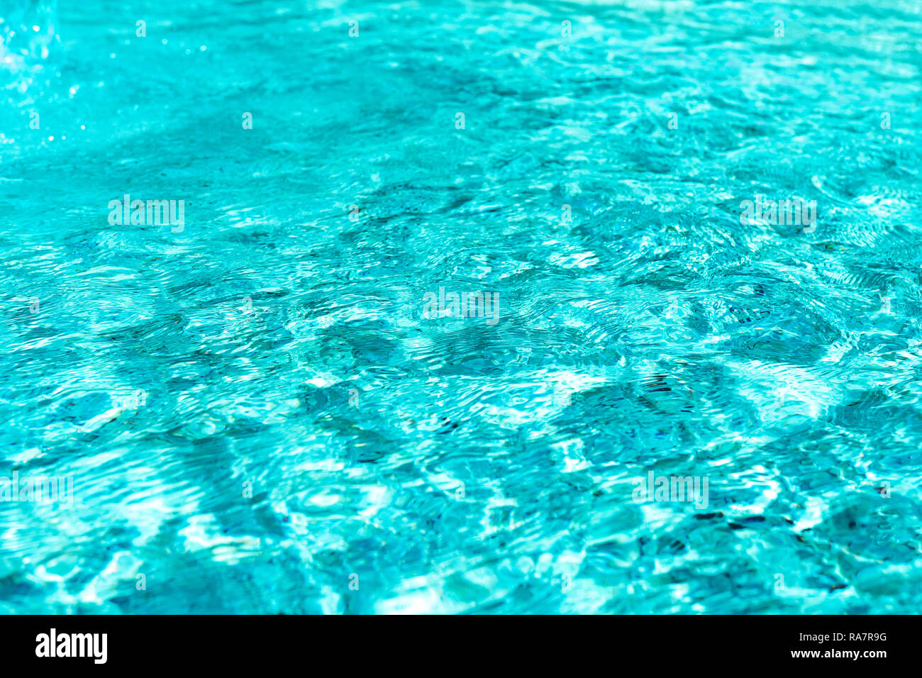 Zusammenfassung Hintergrund eines blauen und wellige Wasseroberfläche in einem Pool oder Spa Jacuzzi Stockfoto