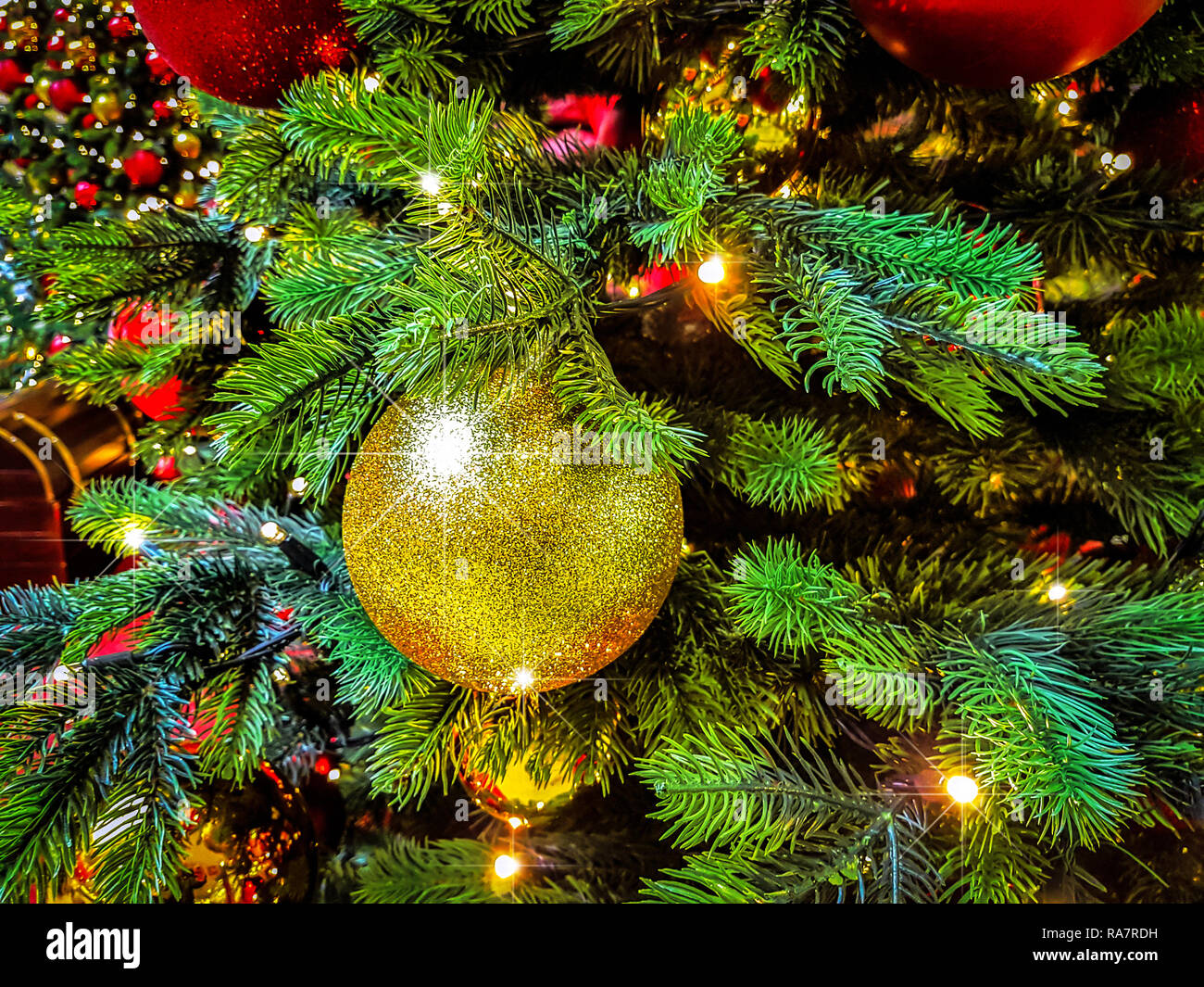 Schöne Weihnachten Hintergrund - glänzende Kugeln auf dem Hintergrund verschwommen Lichter am Weihnachtsbaum mit bokeh Wirkung. Stockfoto
