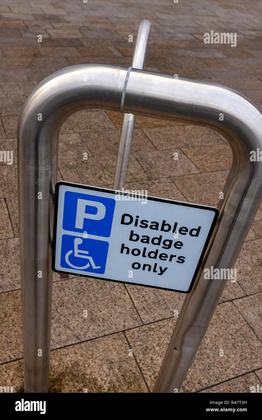 Reservierter Parkplatz für Behinderte Behindertenausweis nur Zeichen UK Stockfoto