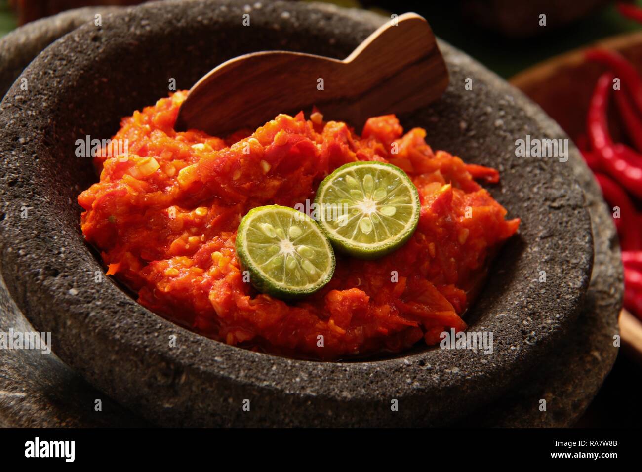 Sambal Oelek Terasi. Traditionelle indonesische gewürzkraut von red chili und fermentierten Garnelen einfügen. Auf einem Steinzeug Mörtel serviert. Stockfoto