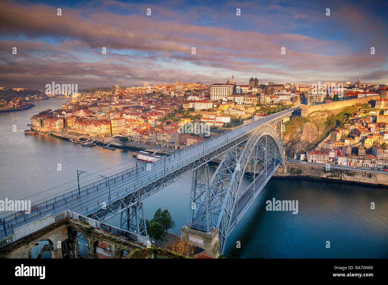Porto, Portugal. Antenne Stadtbild Bild von Porto, Portugal mit den Fluss Douro und die Luis I Brücke bei Sonnenaufgang. Stockfoto