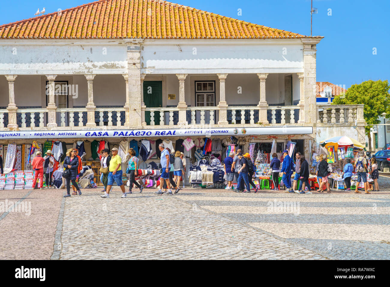 Ansicht der zentralen Straße und Platz mit traditionellen Geschäften im malerischen Dorf am Meer Nazare Stockfoto