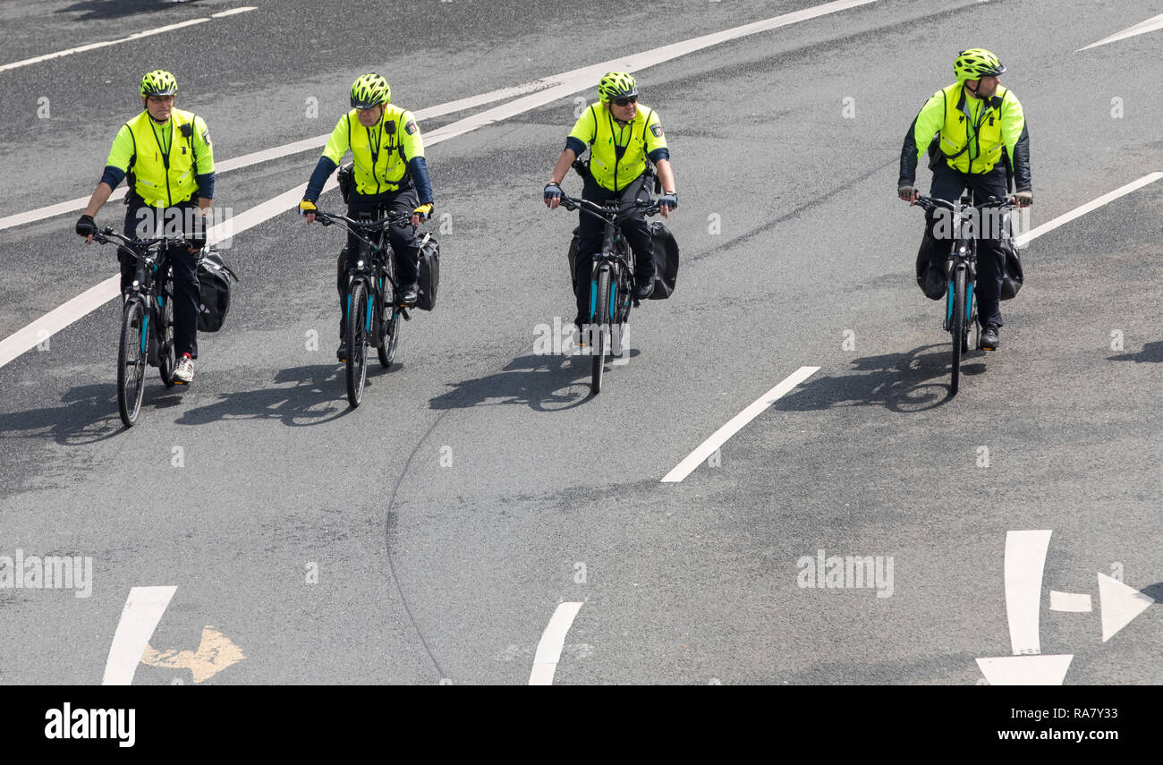 Polizei auf e-bikes, Fahrräder, auf einer großen Veranstaltung verwendet werden, Stockfoto