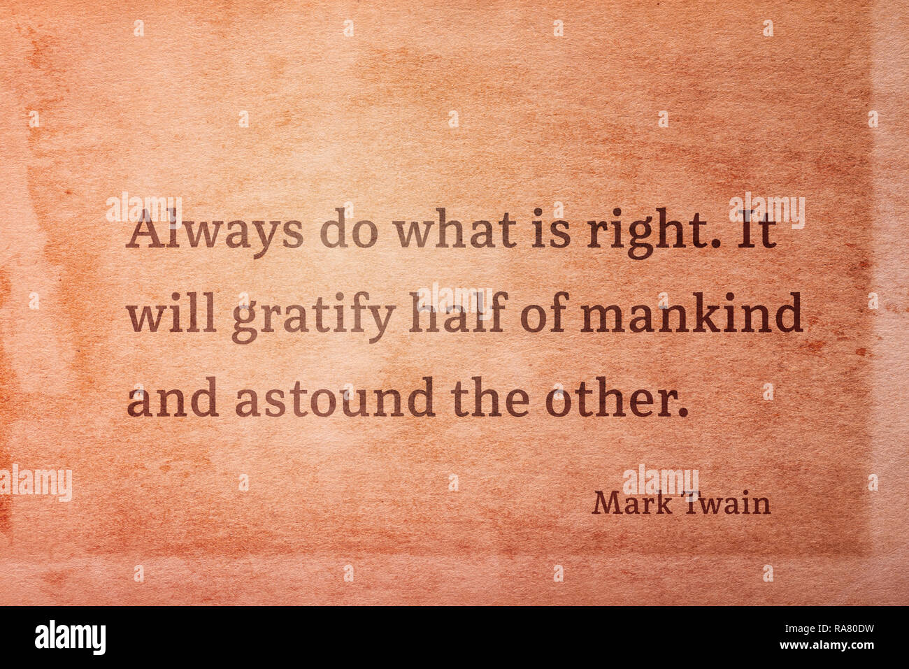 Immer tun, was recht ist. Es wird befriedigen die Hälfte der Menschheit - der amerikanische Schriftsteller Mark Twain Zitat auf Vintage grunge Papier gedruckt Stockfoto