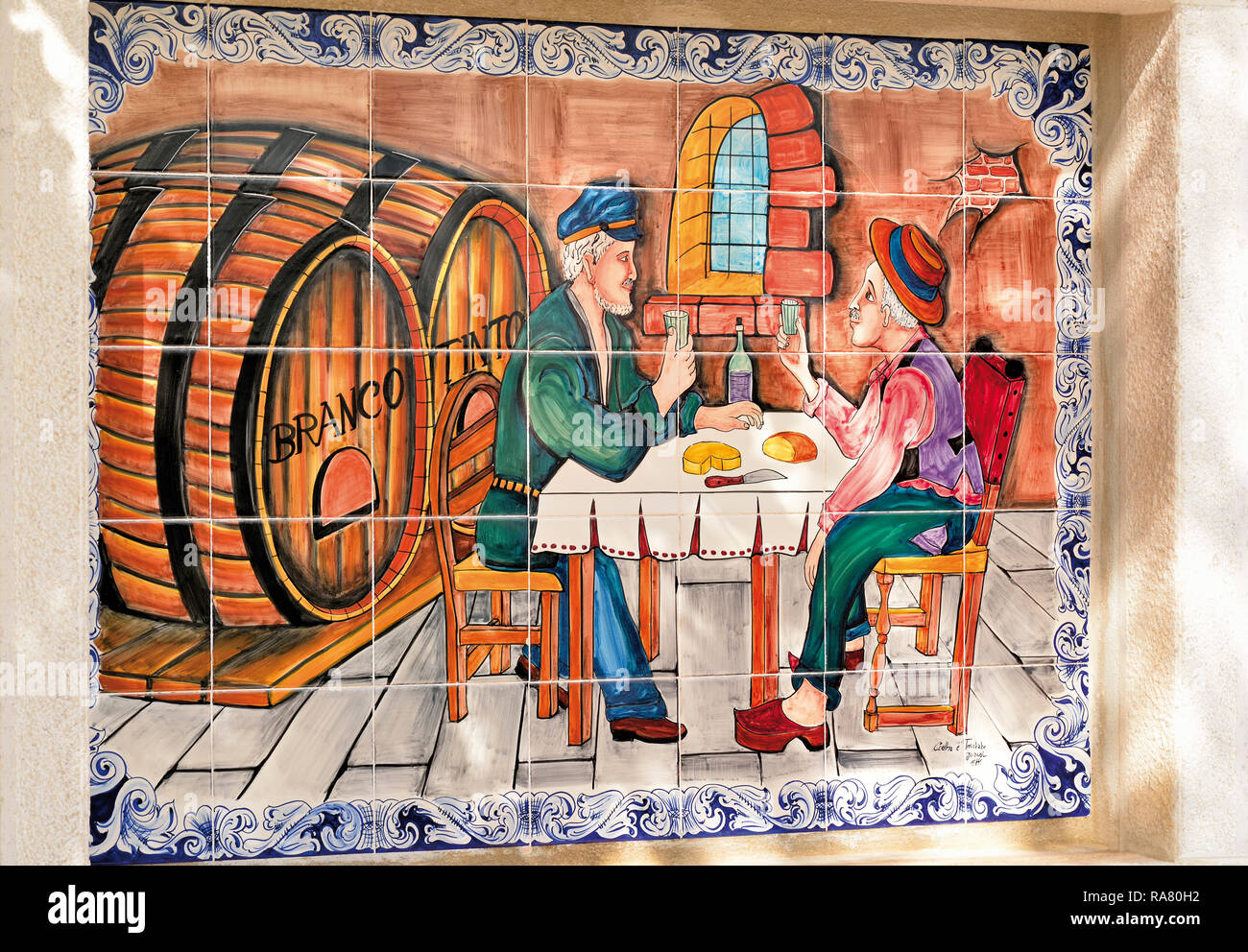 Bunt bemalten Fliesen Bild mit 2 Männer trinken Wein in einer rustikalen Taverne Stockfoto