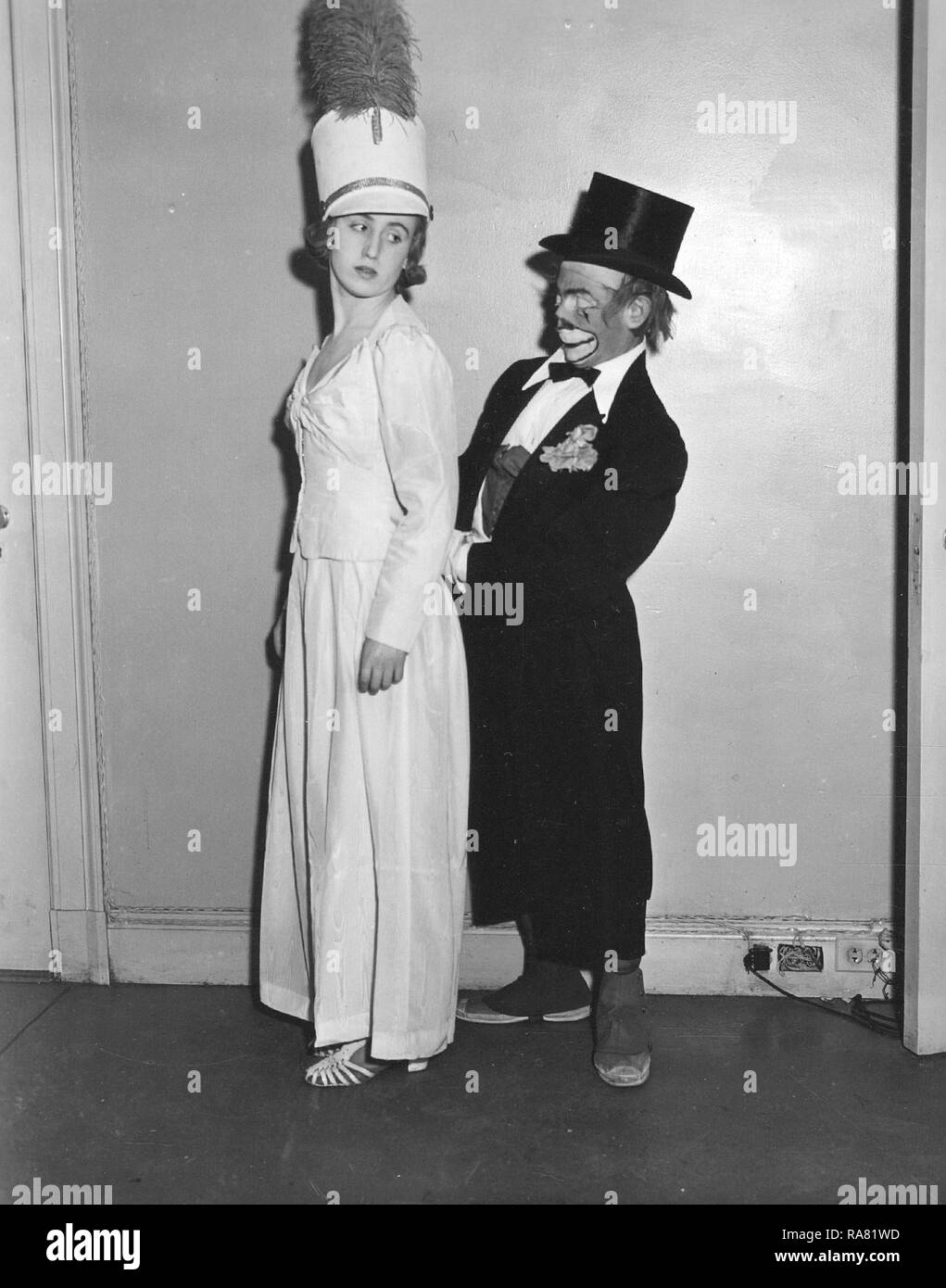 Federal Theater Zirkus. 'Hilfe für die Dame." "La-La" berühmten Clown verleiht eine Hand zum Star luftakrobat der Show, Avon Gardner Ca. 1935-1939 Stockfoto