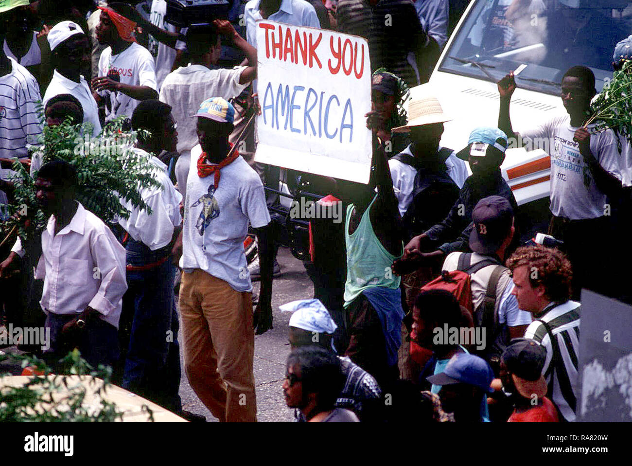 Außerhalb der Flughafen von Port-au-Prince, Haiti halten, ein "Danke Amerika'-Zeichen, Unterstützung für die amerikanischen Truppen, die Straßen der Stadt zu schützen und zwingen die Allgemeinen Cédras, der selbst auferlegten Führer von Haiti, im Betrieb wahren Demokratie zu zeigen. Stockfoto