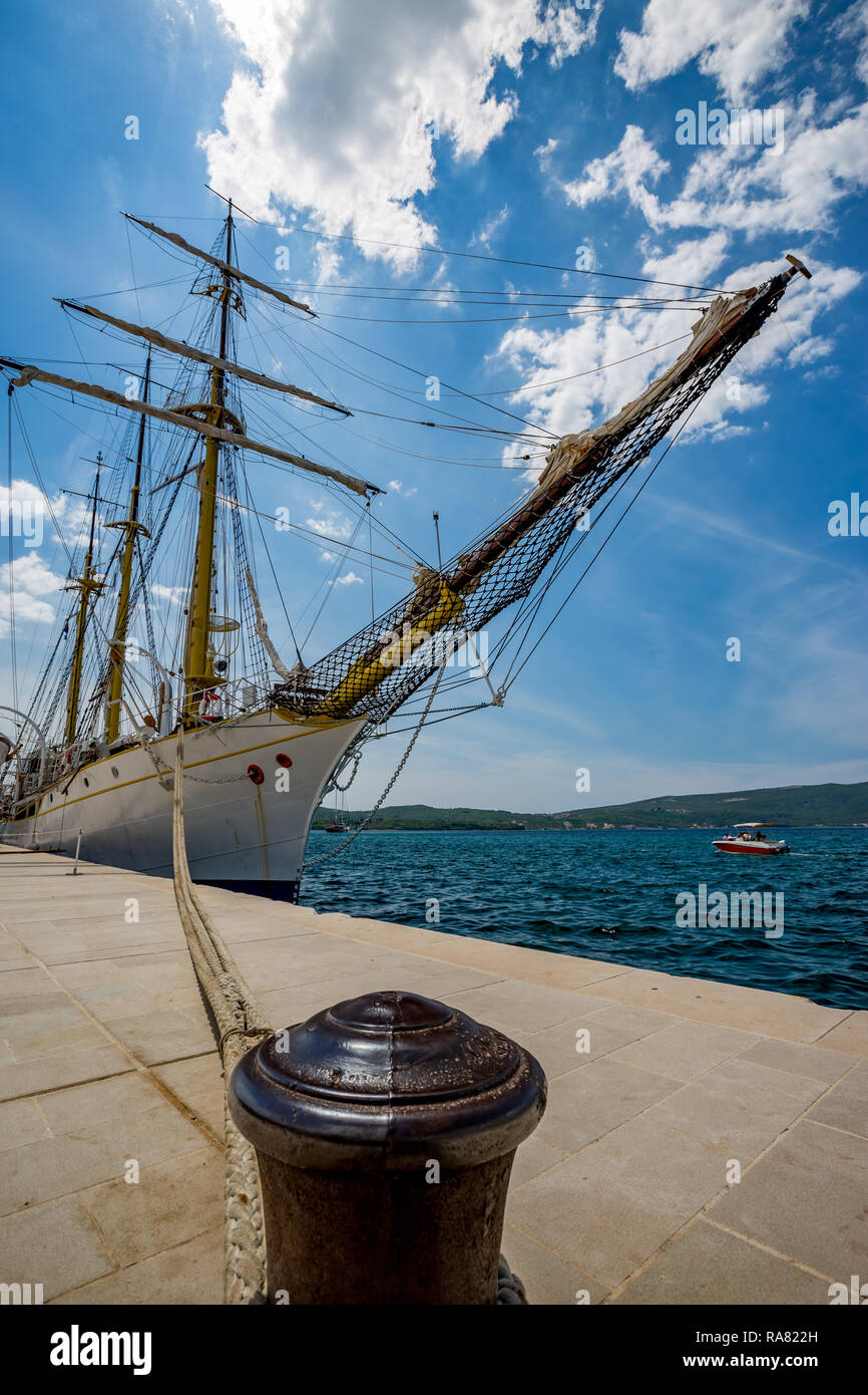 TIVAT MONTENEGRO - 16. MAI 2017: Vintage segeln Fregatte Schiff in einen Hafen mit kristallklarem blauen Wasser der Adria günstig während der sonnigen Frühling da Stockfoto