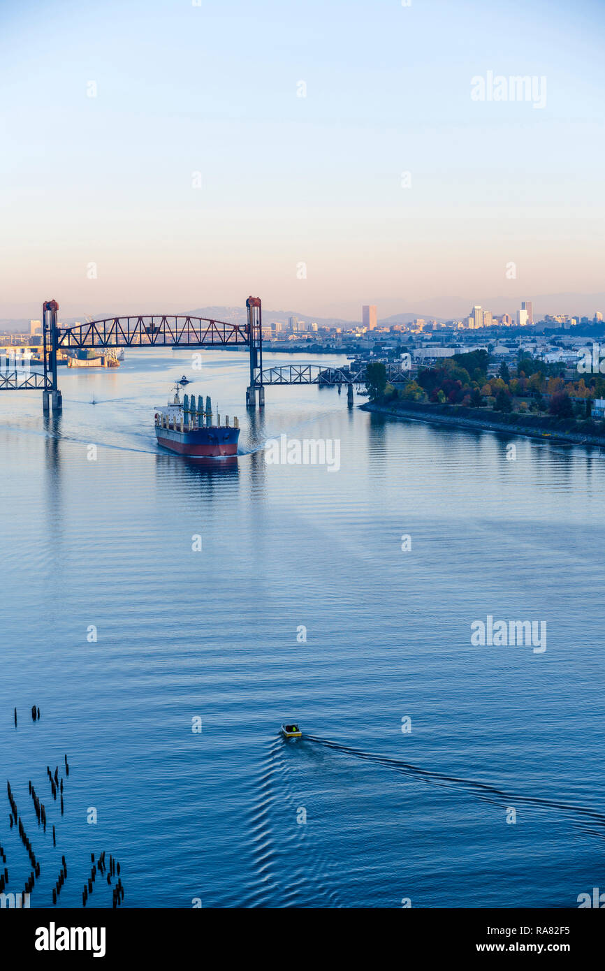 Großes Meer Transport mehreren Tonnen trockene Frachter verladen mit kommerziellen Ladung bewegt sich unter angehobenen Zugbrücke entlang der Willamette River in der backgro Stockfoto