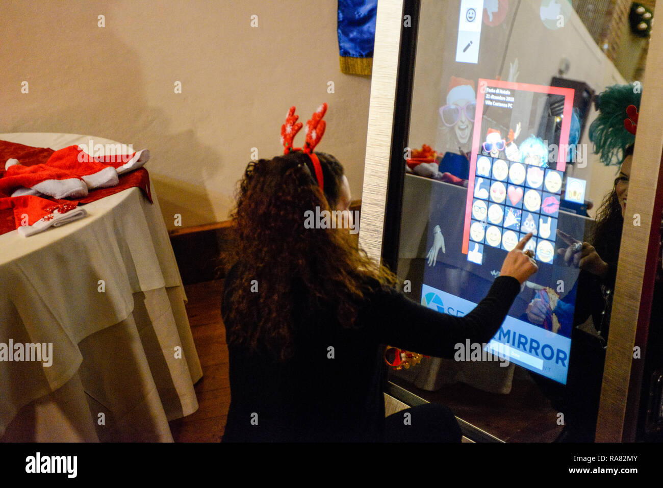 Selfie Spiegel sharing in sozialen Medien und Druck live Fotos der Teilnehmer eines Coporate event Feier Stockfoto