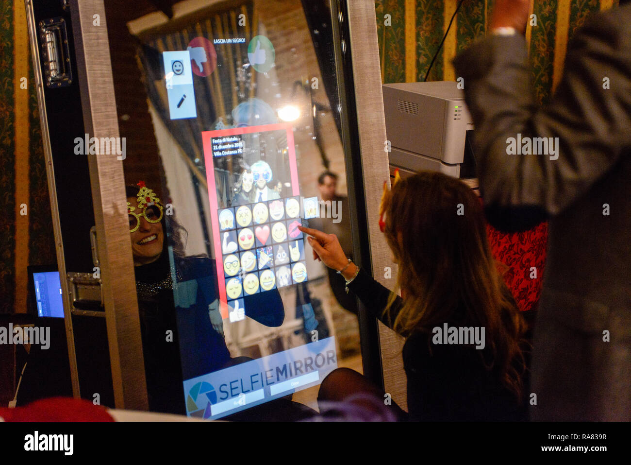 Selfie Spiegel sharing in sozialen Medien und Druck live Fotos der Teilnehmer eines Coporate event Feier Stockfoto