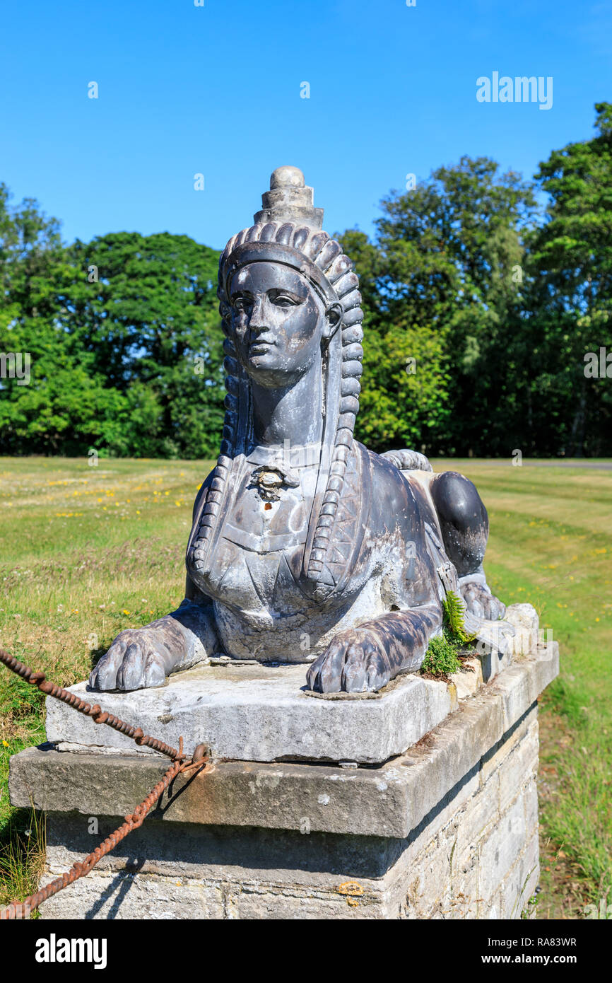 Zierpflanzen sphinx Statue an Hopetoun House Stockfoto