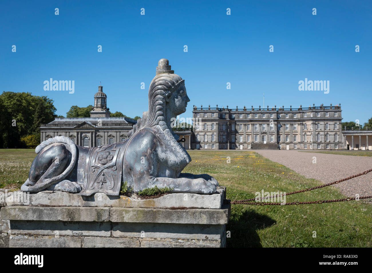Zierpflanzen sphinx Statue an Hopetoun House Stockfoto