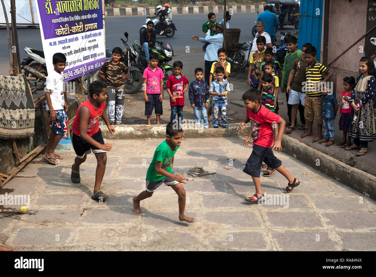 Mumbai, Maharashtra/Indien - 10. Dezember 2017: spielende Kinder Lagori, ein traditionelles Kinder € ™ s Spiel, bei dem zwei Mannschaften ein Haufen Steine zu schlagen versuchen. Stockfoto