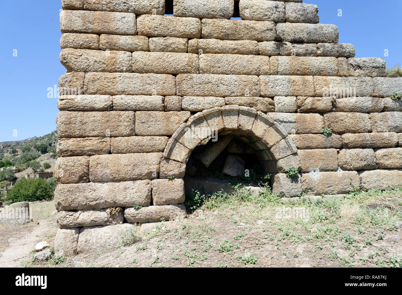 Abschnitt des 90 Meter langen und 15 Meter hohen Halle des Hellenismus, antike Stadt Alinda, Caria, Anatolien, Türkei. Die beeindruckende Struktur wh Stockfoto