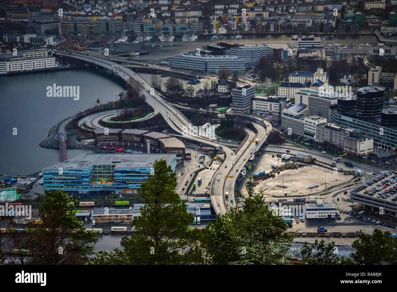 Luftbild von Bergen Straßeninfrastruktur Norwegen. Stockfoto